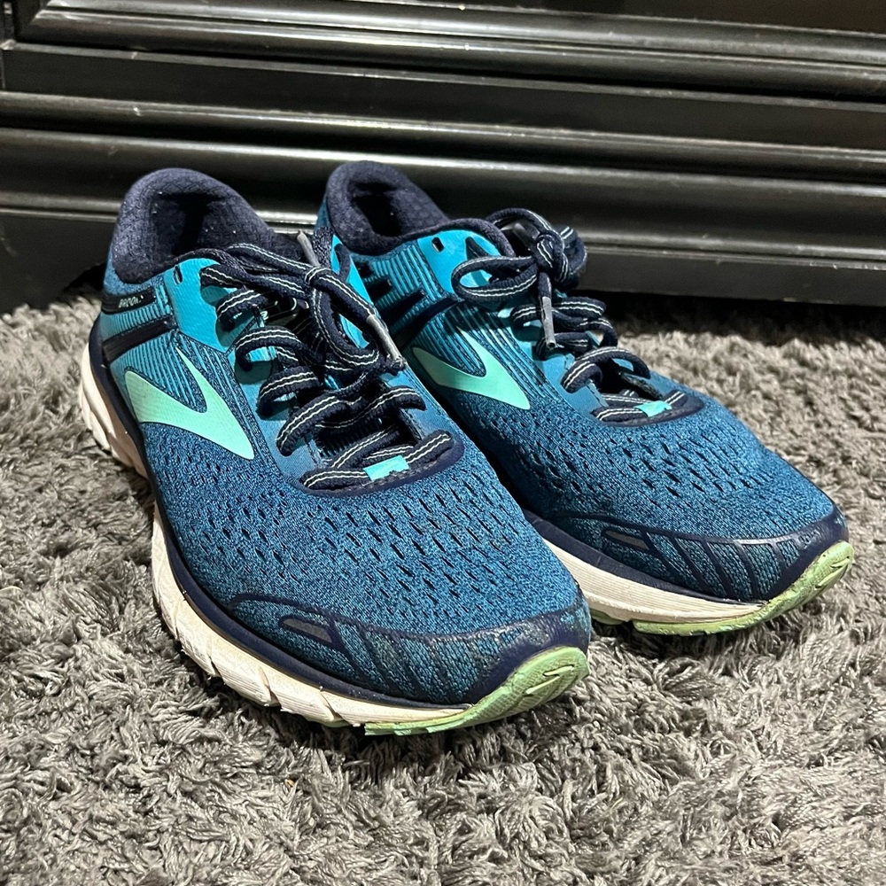 Womens Brooks Adrenaline GTS 18  Teal Running Shoes
Size 7 B (medium) width
